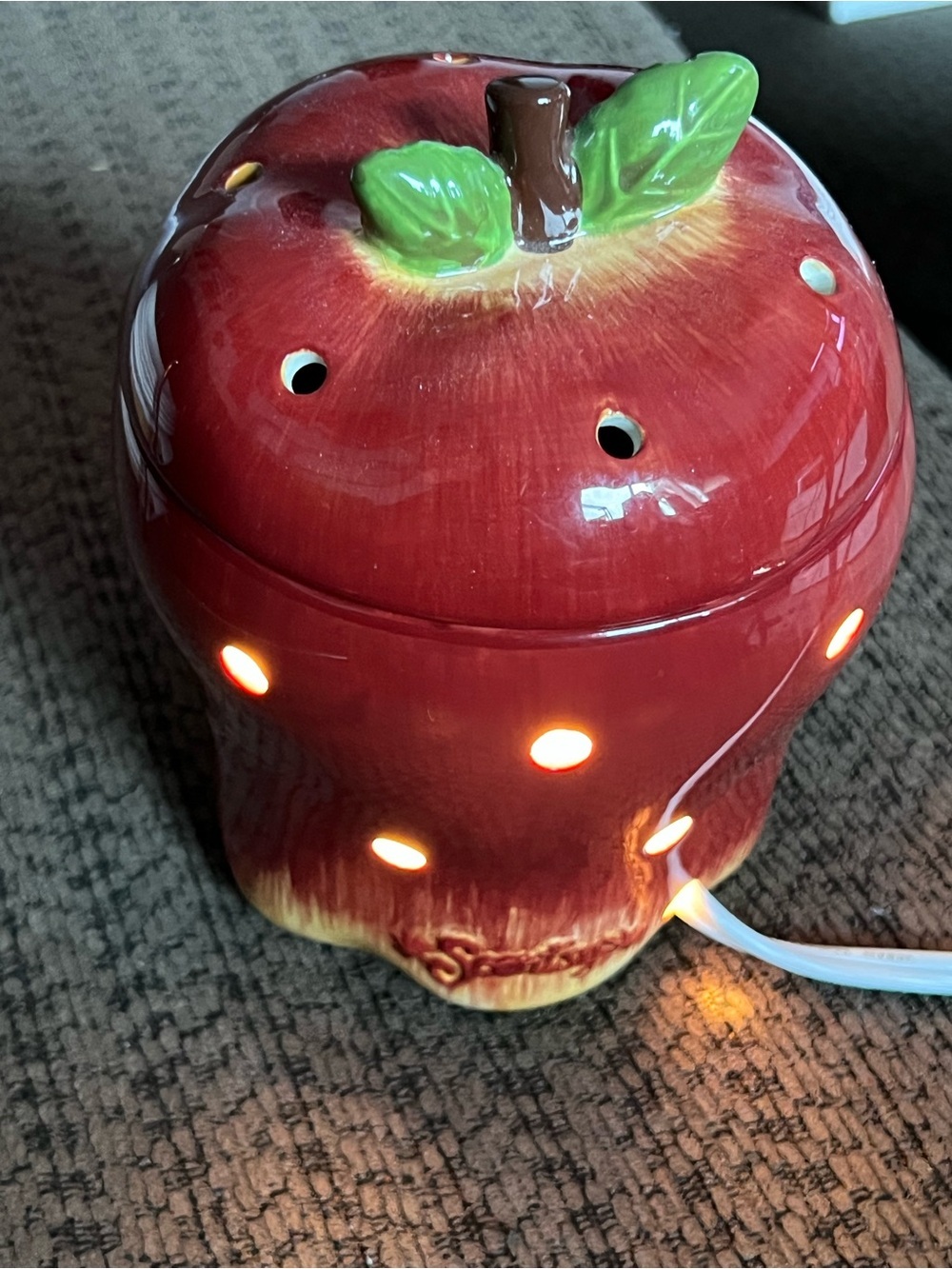Scentsy Apple Full-Size Ceramic Wax Warmer Night Light Warmer - Picture 6 of 8